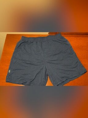 Rhône Men's Navy blue linen shorts( EUC )like new